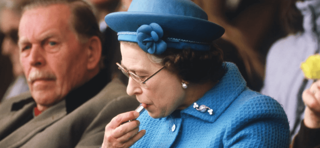 Queen Elizabeth Used Her Lipstick to Send a Secret Signal and It's Actually Genius - Cats & Coffee Queen Elizabeth Used Her Lipstick to Send a Secret Signal and It's Actually Genius