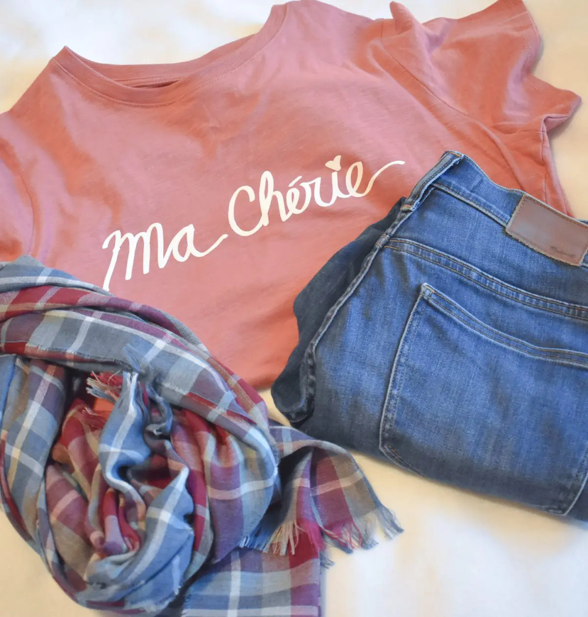 Graphic t-shirts are an easy way to bolster an otherwise basic outfit. I've been eyeing Cinq à Sept's graphic tees for a little while now and finally picked one up for myself. See how I'm Styling the Cinq à Sept My Darling Graphic Tee here!