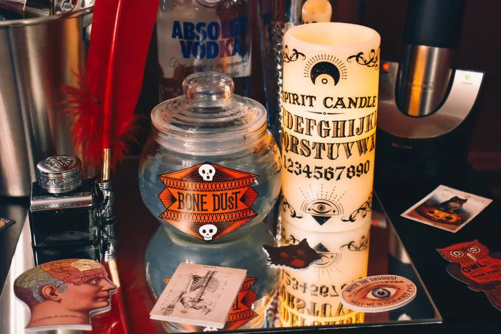 Unique-Ideas-For-Halloween-Decorations-Cats-Coffee1 - Cats & Coffee Looking for easy and affordable ideas for Halloween decorations? Check out simple ways to decorate with fun pieces from craft stores & more!