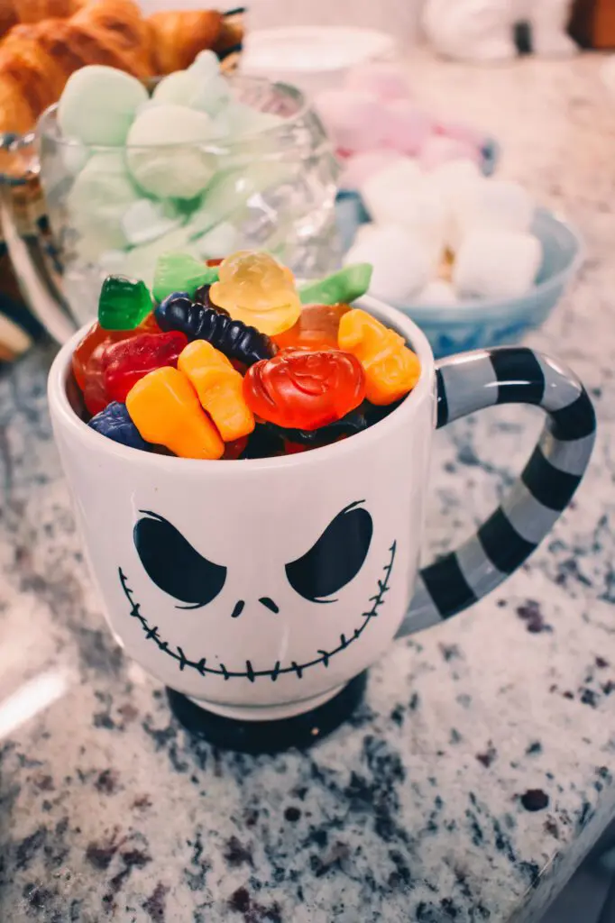 Unique-Ideas-For-Halloween-Decorations-Cats-Coffee5 - Cats & Coffee Looking for easy and affordable ideas for Halloween decorations? Check out simple ways to decorate with fun pieces from craft stores & more!