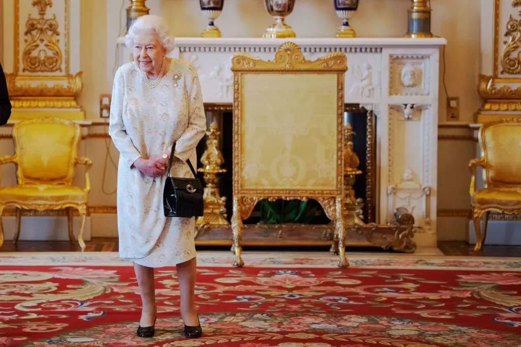 Article-What-Does-the-Queen-Even-Keep-in-Her-Tiny-House-Purse-Claire-Lampen-for-The-Cut - Cats & Coffee