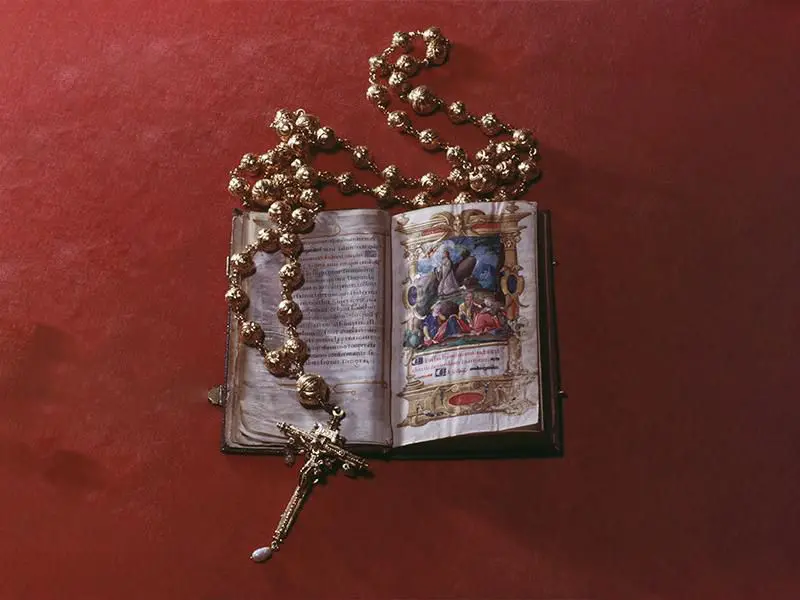 Mary-Queen-of-Scots-Prayer-Book-and-Rosary-Beads-RDImages-Epics-Getty-Images - Cats & Coffee