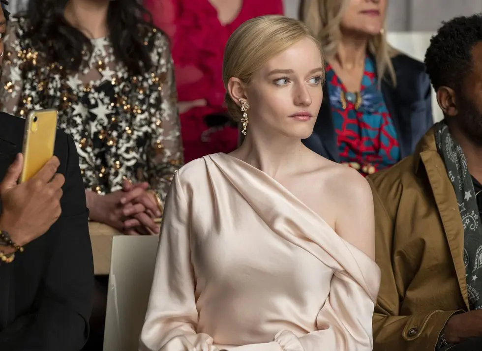 JULIA-GARNER-AS-ANNA-DELVEY-IN-INVENTING-ANNA.-DAVID-GIESBRECHTNETFLIX- - Cats & Coffee Inventing Anna - New Netflix shows & more