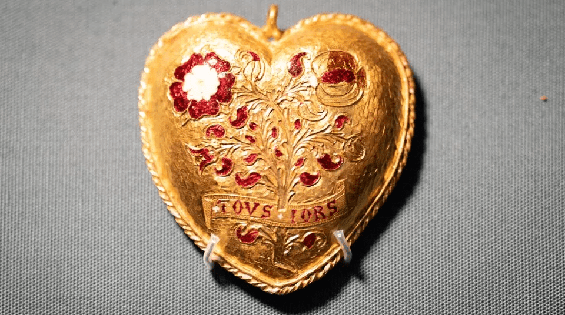 Tudor pendant linked to Henry VIII among new finds - Cats & Coffee Tudor pendant linked to Henry VIII among new finds
