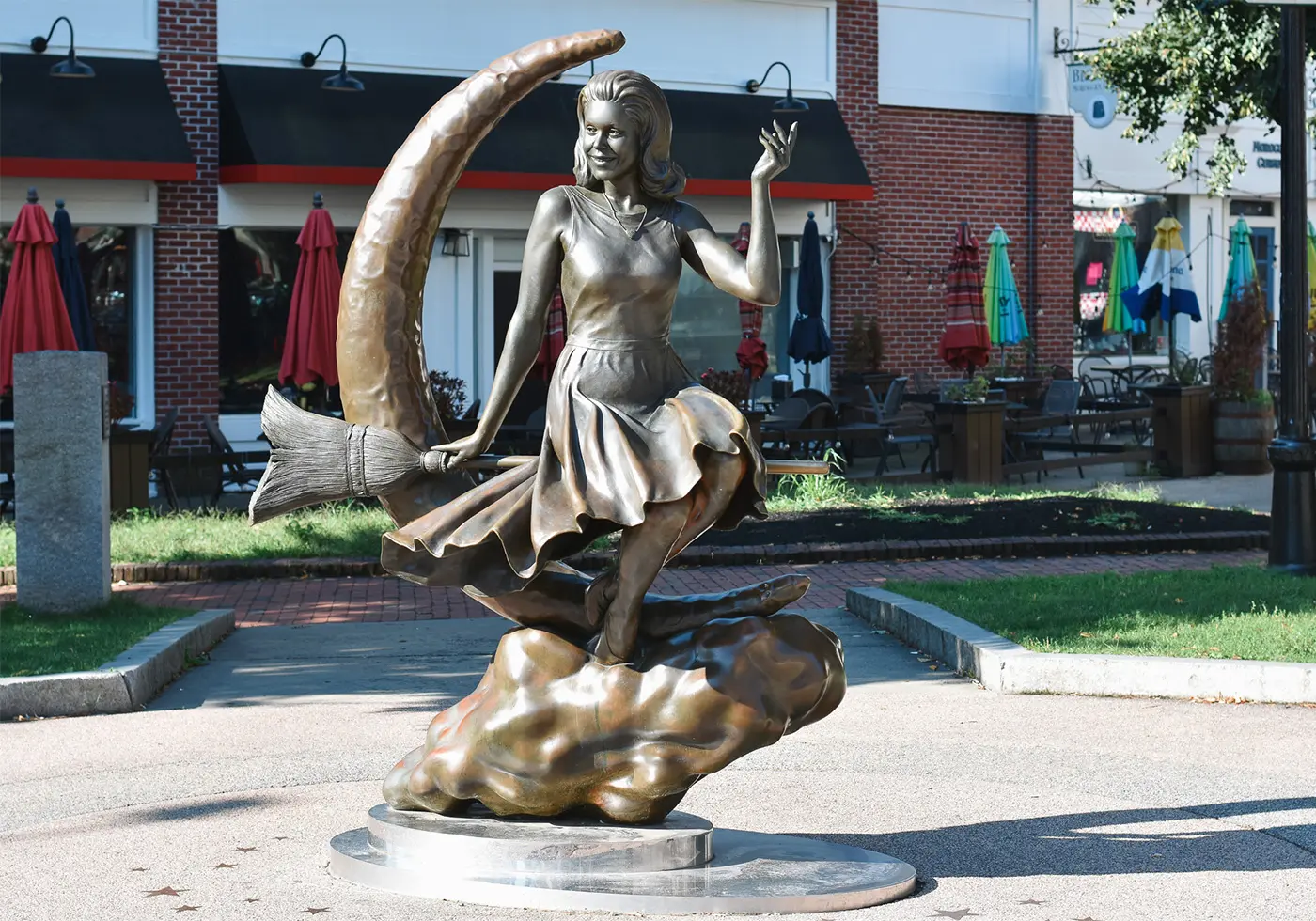 A Witchy Bachelorette Getaway: CP - Cats & Coffee The Bewitched Statue, situated in the city center of Salem