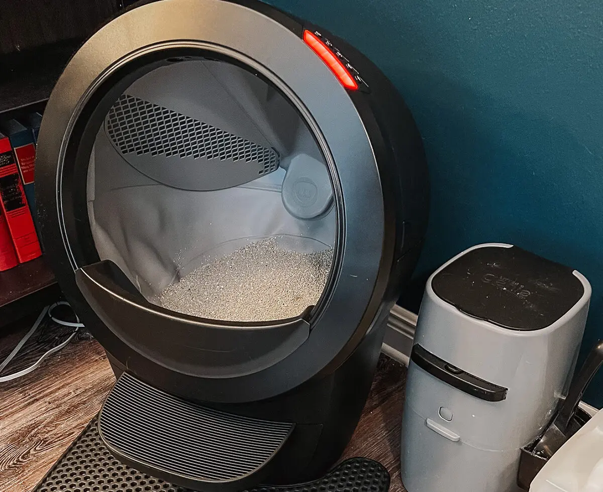 Litter-Robot 4 CP - Cats & Coffee Litter-Robot 4 in black