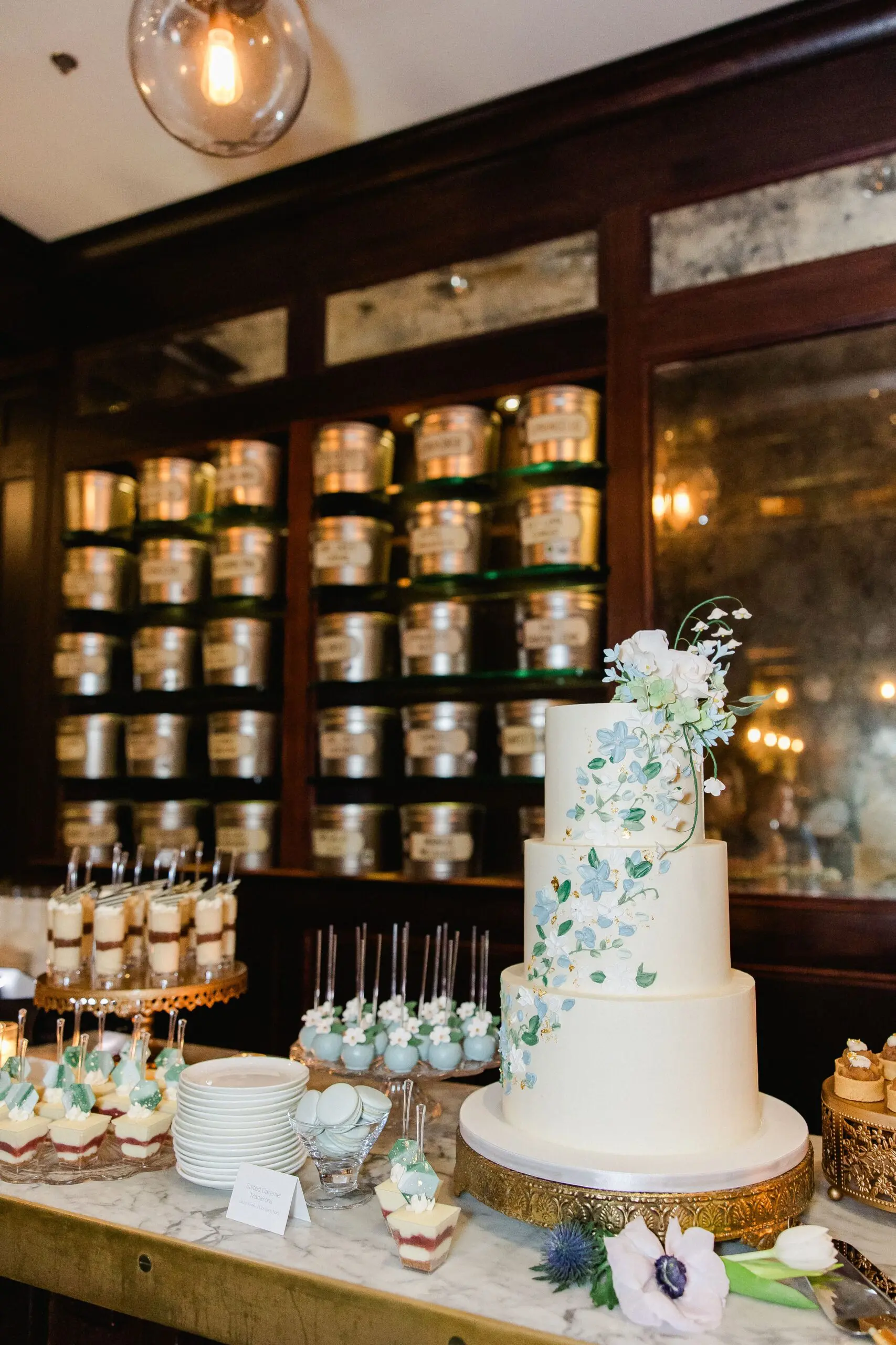 TampaWeddingPhotographer©AilynLaTorrePhotograpy-3476-min - Cats & Coffee Blue and Green Wedding Cake Inspiration for an Emerald Green Wedding Theme