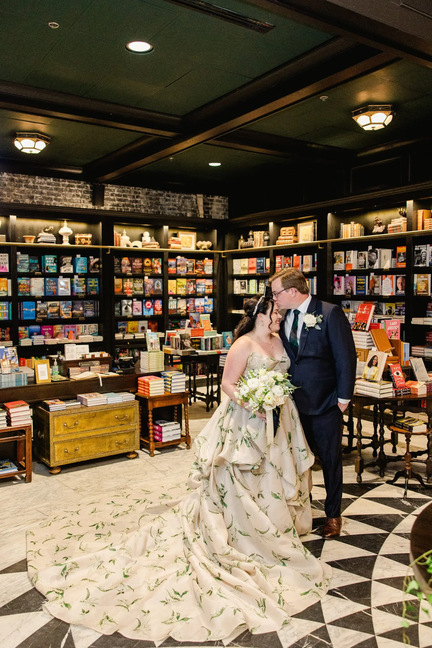 OxfordExchangeWedding©AilynLaTorrePhotograpy-3189-min - Cats & Coffee Oxford Exchange Bookstore Wedding