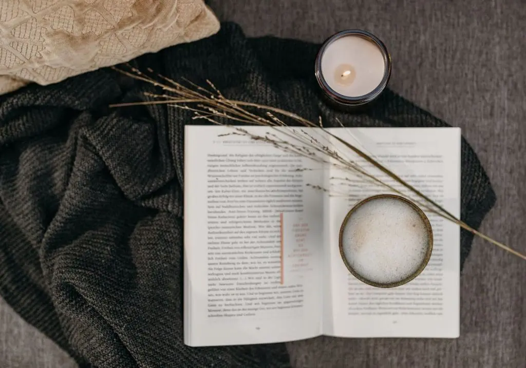 Bookish Candles CP - Cats & Coffee Bookish Candles: 10 Great Book and Candle Pairings for Readers