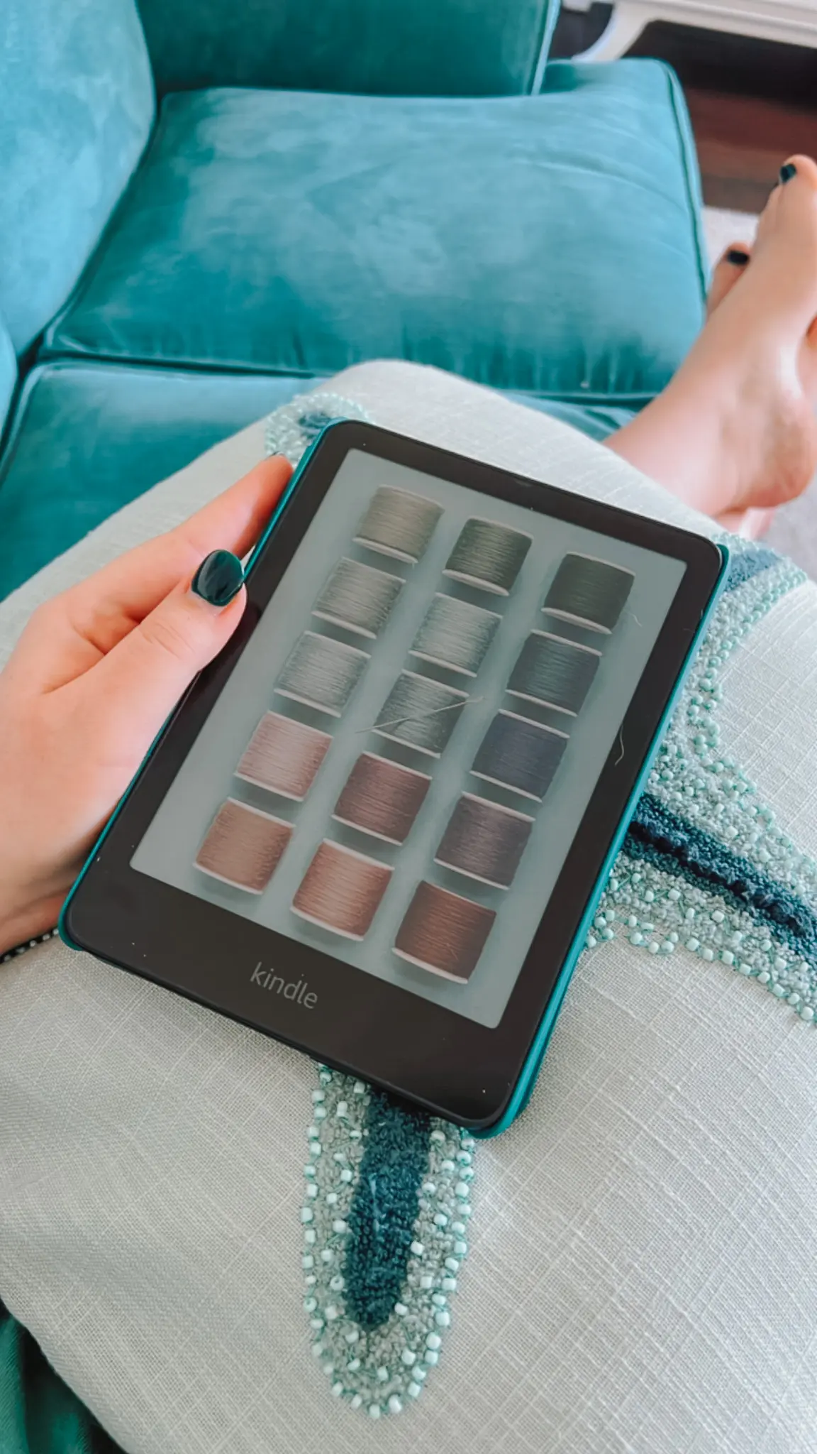 eId476293210744251CameraPosition1 - Cats & Coffee Why Choose a Color Kindle? (And Who It’s For)