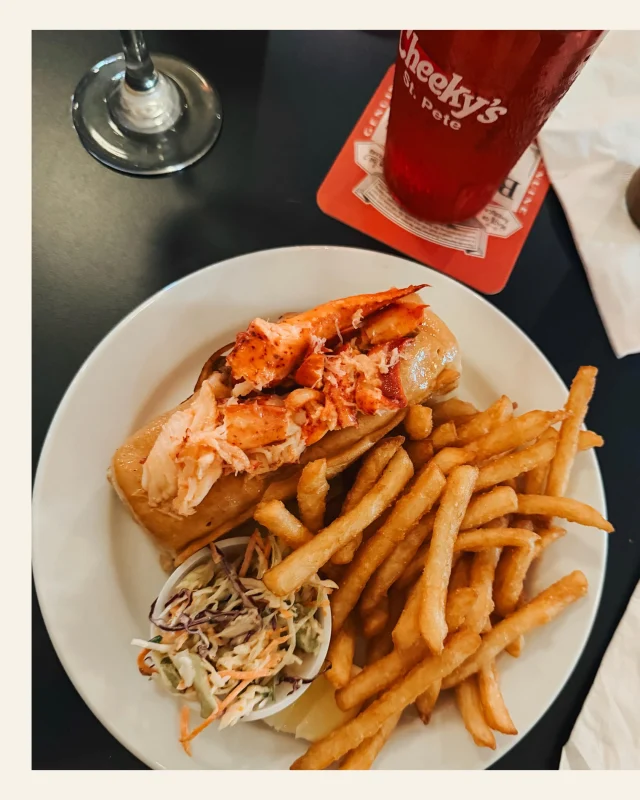 An impromptu girl’s night with a tasty lobster roll is always a good idea 👏🦞✨